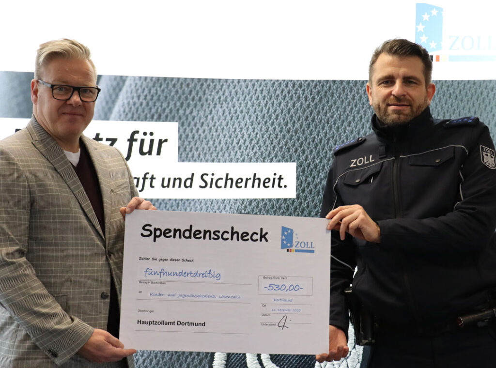 530 Euro sammelten die Mitarbeiter*innen des Hauptzollamtes für den Ambulanten Kinder- und Ju-gendhospizdienst Löwenzahn Dortmund. Das Foto zeigt (von links nach rechts): Jörg Helmig