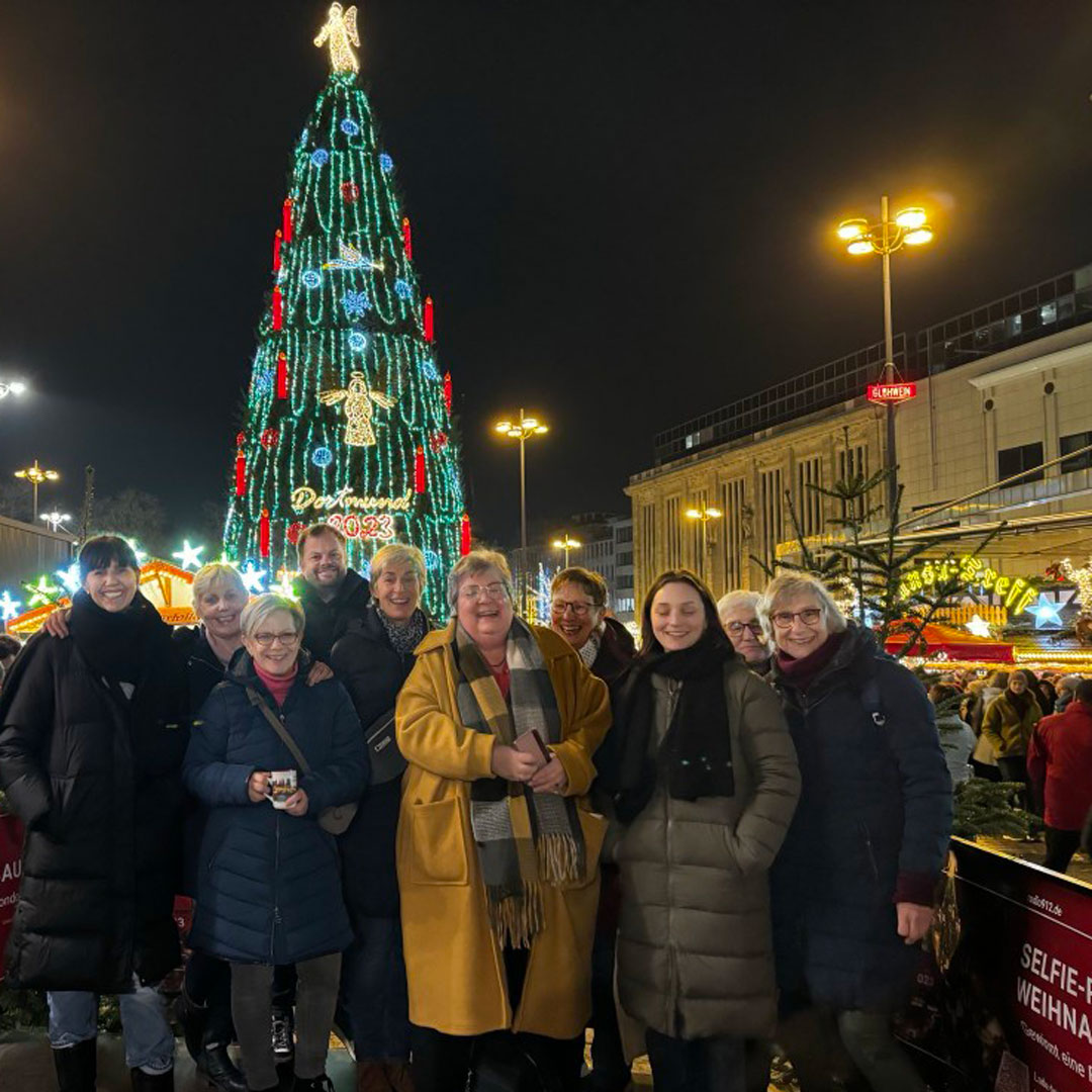 Ehrenamtliche auf dem Weihnachtsmarkt in Dortmund