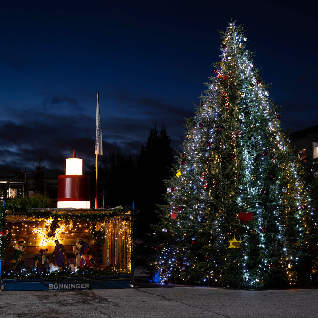 Weihnachtsbaum und Krippe vor und von der Gerüstbaufirma Bönninger