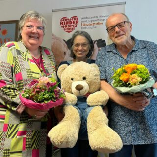 Der Verein sagt DANKE v l n re Dagmar Petzgen IRene Steiner Vorstandsmitglied Forum Dunkelbunt Karlheinz Krause Foto AKHJD Dortmun